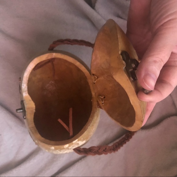 Beautiful Dragonfly hand-carved hard-shell purse - Picture 5 of 12